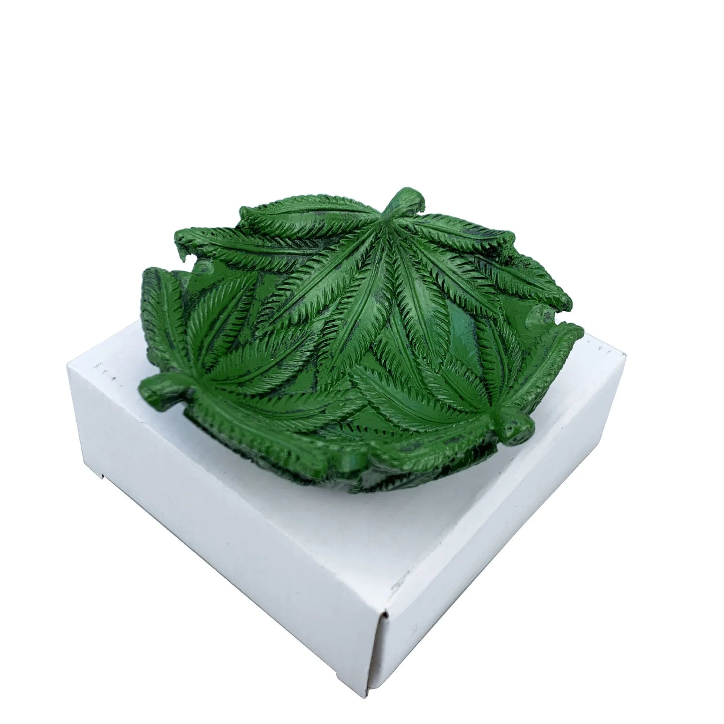 Cenicero de Diseño Moderno con Hojas Verdes de Cannabis – Accesorio Elegante para Porros, Cigarrillos, Puros y Más 🌿
Descubre este cenicero innovador con un diseño fresco inspirado en el Cannabis y sus hojas verdes,